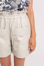 Load image into Gallery viewer, Short Sport-Chic Leather Orchid White
